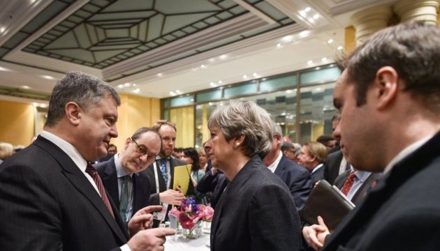 Petró Poroshenko y Theresa May discuten el despliegue de una misión de paz en Donbás 