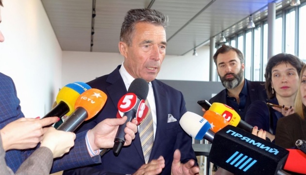 Rasmussen: La UE y la OTAN deberían proporcionar a Ucrania armas defensivas a Ucrania