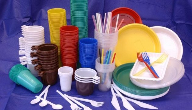 У Євросоюзі хочуть заборонити одноразовий пластиковий посуд