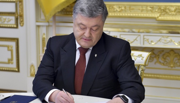 Poroshenko signs law on moratorium on farmland sales