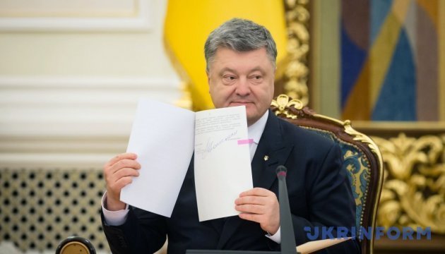 Ukrainian president signs law on Donbas reintegration 