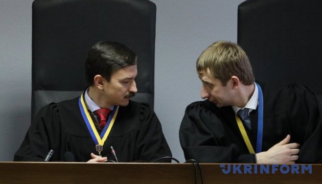 Court permits to question Poroshenko in Yanukovych treason case via video link 
