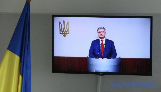 Окупація Криму: Порошенко каже, що на власні очі бачив у Сімферополі військових РФ