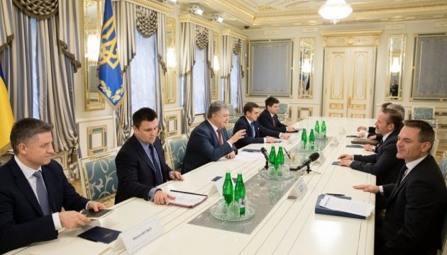 Poroshenko conversa con el titular de Exteriores de Dinamarca sobre ‘Minsk’ y la liberación de rehenes