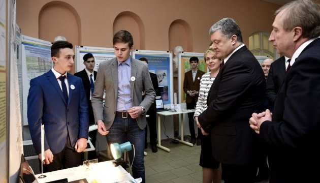 Порошенко поручил “взять на вооружение” разработки молодых ученых КПИ Порошенко поручил “взять на вооружение” разработки молодых ученых КПИ