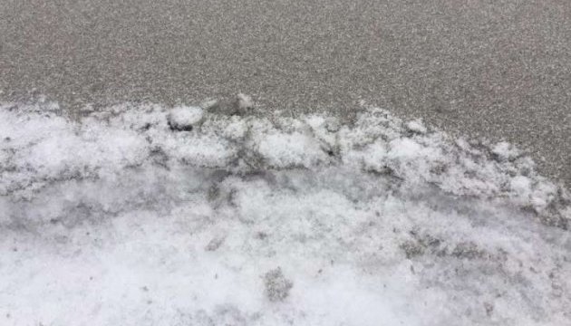На Прикарпатті поблизу ТЕС випав сірий сніг