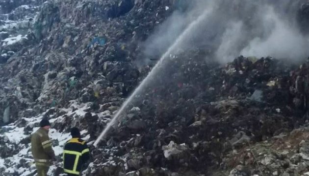 На Миколаївщині другу добу горить сміттєвий полігон