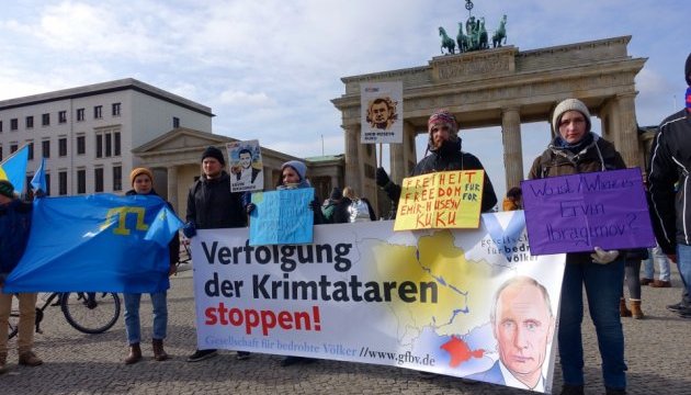 В центре Берлина прошла акция против оккупации Крыма В центре Берлина прошла акция против оккупации Крыма