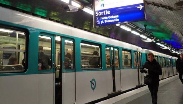У Парижі евакуювали кілька станцій метро