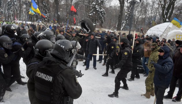 Fourteen police officers injured in clashes outside Ukrainian parliament 