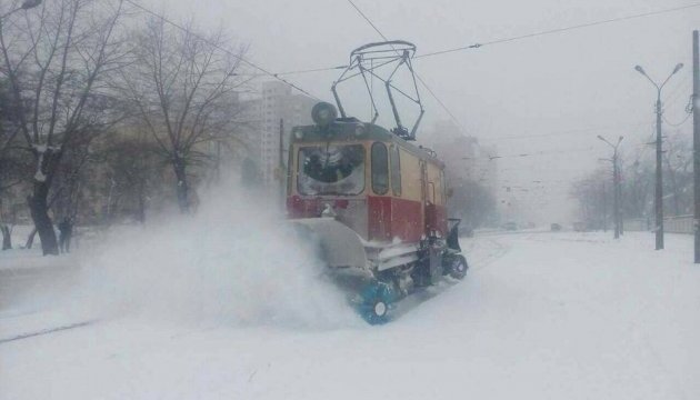  Києвом всю ніч їздили 40 трамваїв і тролейбусів, щоб уникнути обледеніння