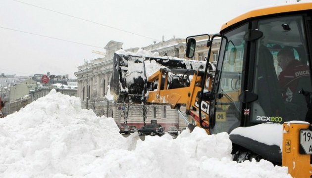 Schneefälle in der Ukraine: Tausende Einsatzkräfte befreien Autostraßen