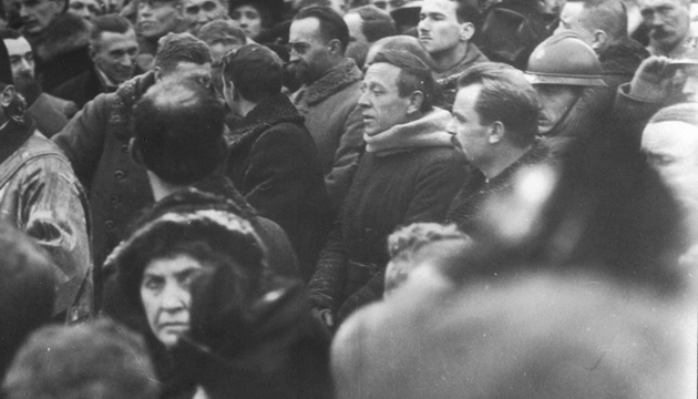 A public prayer on Sofiyska Square in Kyiv on the occasion of the proclamation of the Act of Reunification of the UPR and the WUPR. In the center - Symon Petliura, Chief Ataman of the UPR Army, Volodymyr Vynnychenko, Head of the UPR Directory. January 22, 1919