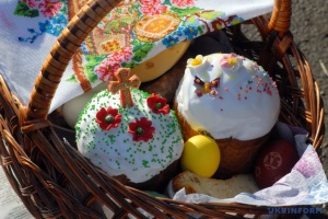 У звільнені від росіян населені пункти Луганщини привезли продукти та смаколики до Великодня