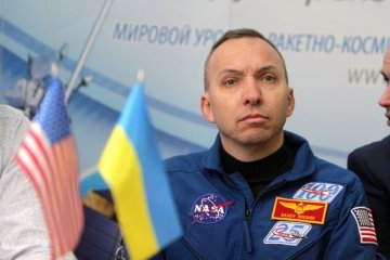 Американський астронавт повернув у Дніпро прапор України, який побував у космосі