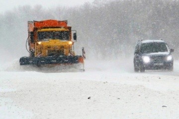 Негода в Україні: облаштували відстійники для транспорту, працює