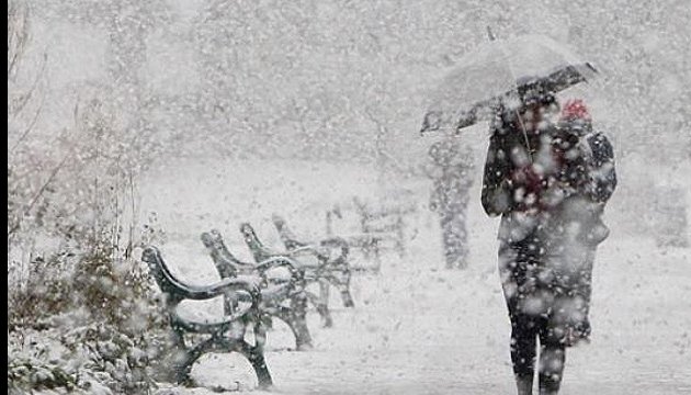 Tiefdruckgebiet: Schnee und starker Wind in Kiew - Fotostrecke