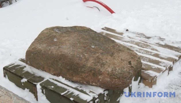 В днипровский музей привезли сотую каменную бабу В днипровский музей привезли сотую каменную бабу