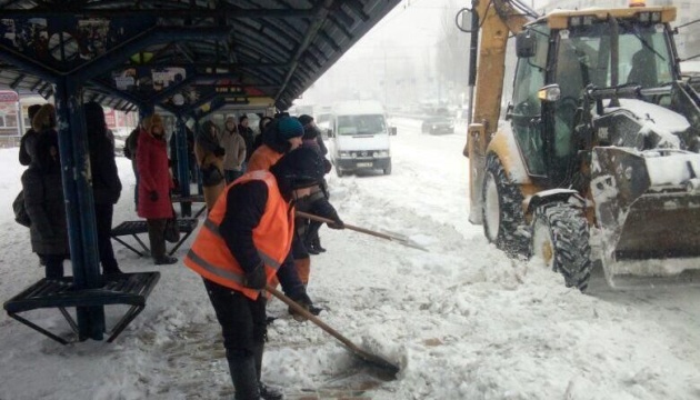 В Киеве от снега чистят переходы, велодорожки и остановки