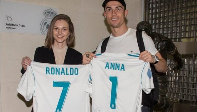 Анна Музичук зустрілась з Роналду і обмінялась з ним футболками