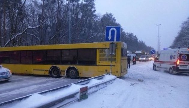 На трассе Киев-Чоп столкнулись автобус и маршрутка, в сторону столицы - пробка На трассе Киев-Чоп столкнулись автобус и маршрутка, в сторону столицы - пробка