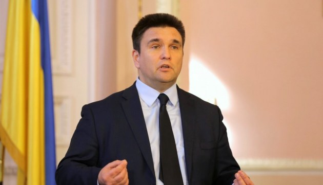 Klimkin condena la provocación cerca de la Embajada de Polonia