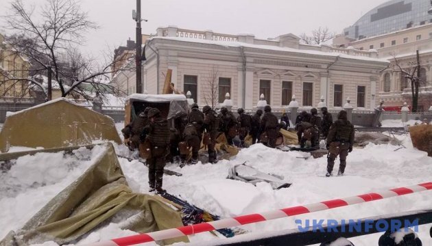 Law enforcers taking down tents near Ukrainian parliament