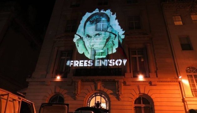 Projections dedicated to Oleg Sentsov appear on building of Russian embassy in New York. Photos
