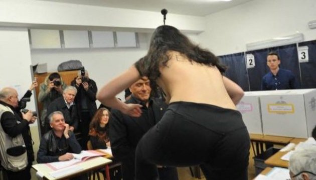 Вибори в Італії: активістка Femen вискочила на стіл перед Берлусконі