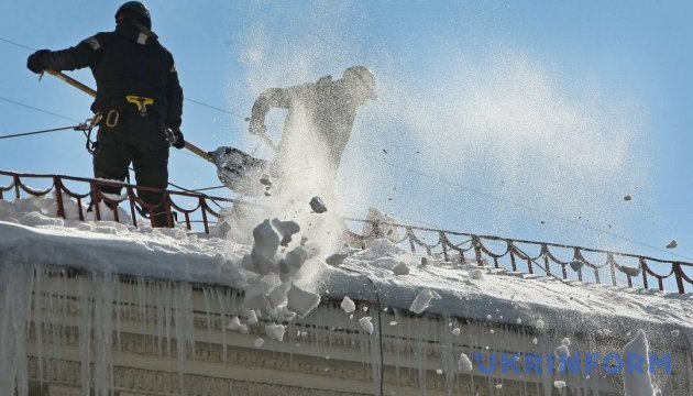 У Києві склали 40 протоколів через бурульки на дахах