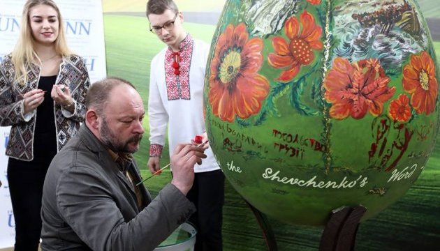 Diplomáticos extranjeros pintan el tradicional huevo de Pascua ucraniano para honrar al poeta Shevchenko. Fotos