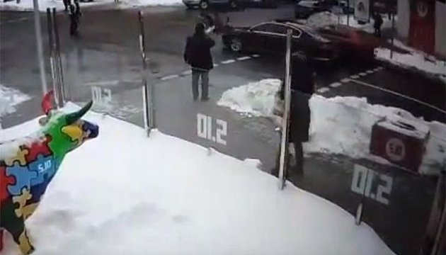 У центрі Києва машина кортежу збила пішохода - поліція