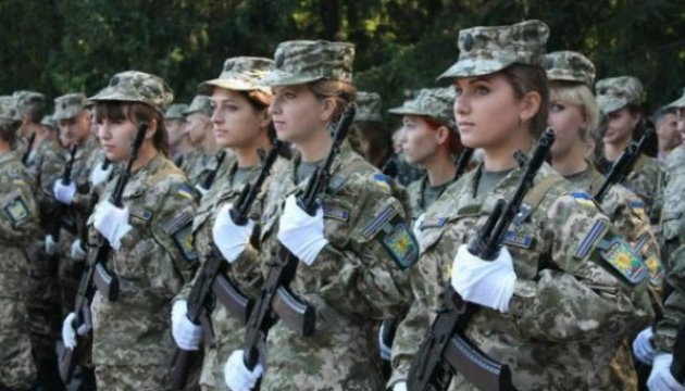 Рівні права: Полторак хоче вручити перші генеральські погони жінці