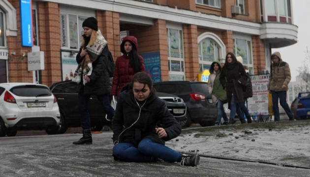 Ice on Kyiv roads caused more than 1,300 injuries over weekend