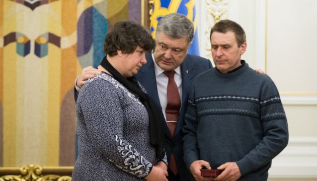 Порошенко нагородив медсестру Галицьку орденом Порошенко нагородив медсестру Галицьку орденом