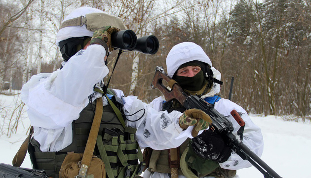 Drei feindliche Angriffe auf Armeestellungen im Donbass, ein Soldat getötet