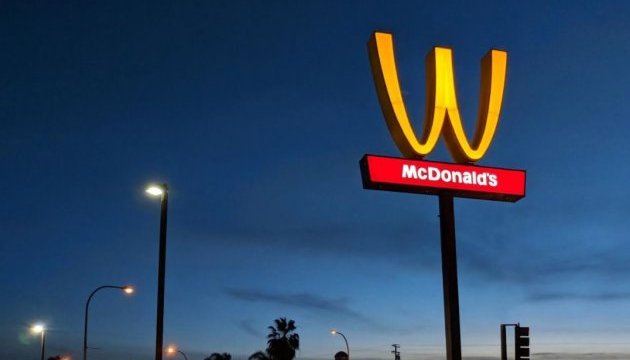 McDonald's вперше в історії змінив логотип до 8 березня