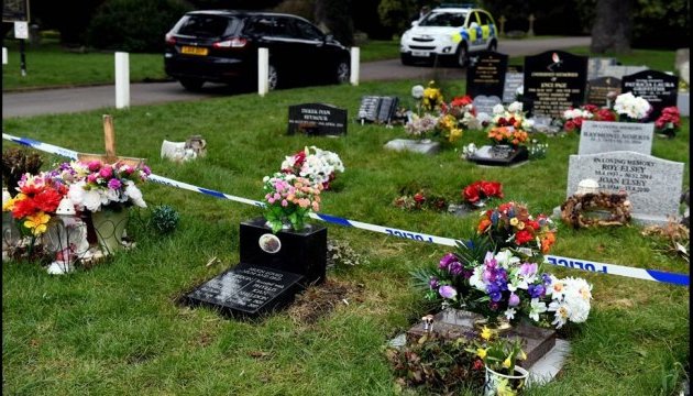 Отруєння Скрипаля: поліція Британії досліджує ділянку, де поховані його родичі