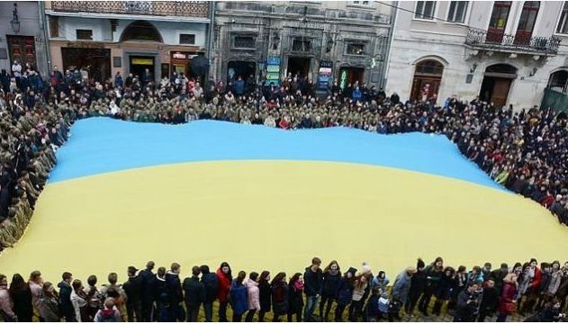 Gesang der Nationalhymne der Ukraine in Lwiw