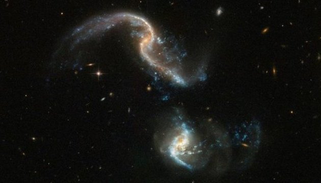 Телескоп Hubble сфотографував злиття двох галактик у сузір'ї Кита