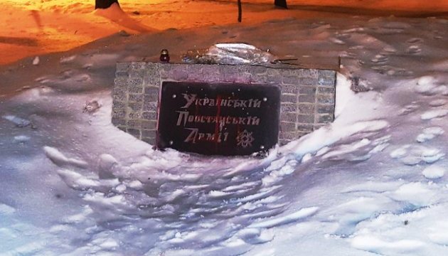 У Харкові шукають вандалів, які намалювали свастику на пам'ятнику УПА