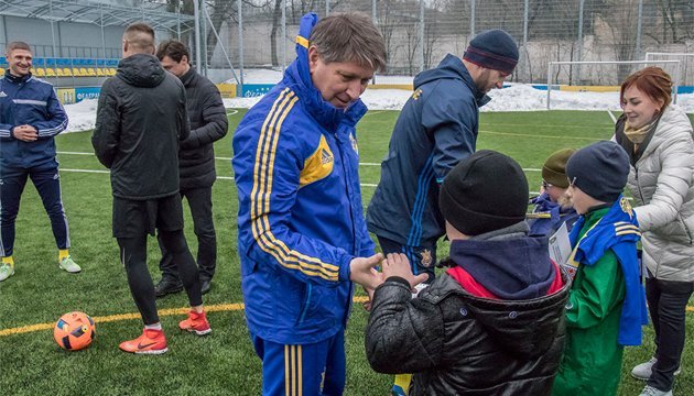 Легенди українського футболу провели тренування з дітьми-переселенцями