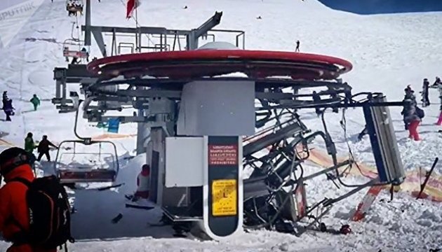 На грузинському курорті витяг розкидав лижників