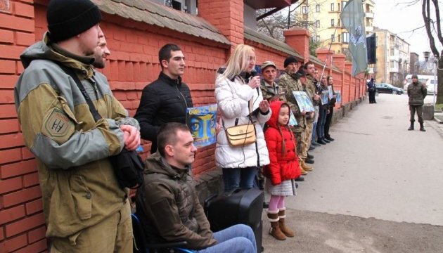 У Києві біля посольства РФ активісти провели акцію