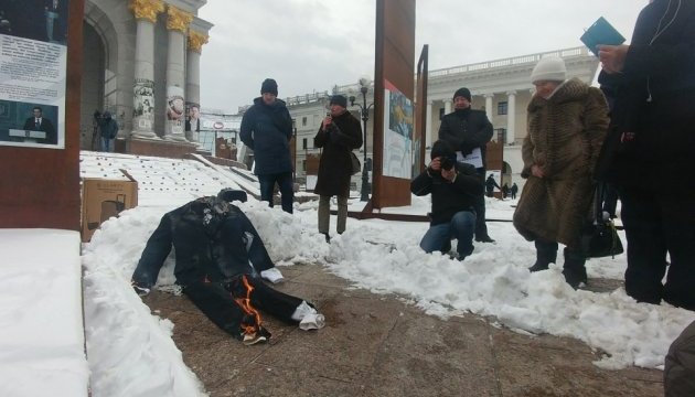На Майдані активісти палять “Путіна”