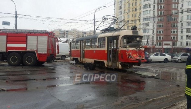 У Києві вантажівка зіткнулася з трамваєм, рух заблокований