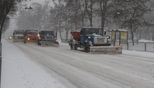 У Києві з ночі бореться зі снігом 200 одиниць техніки