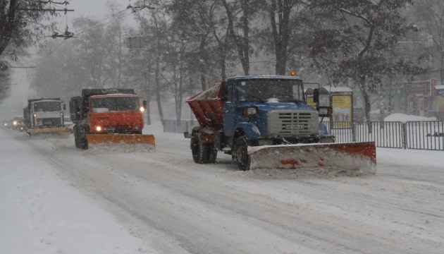 На дороги Києва вивели снігоприбиральну техніку