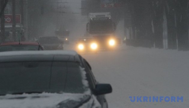 Снігопади – у шести регіонах України. Ситуація на дорогах