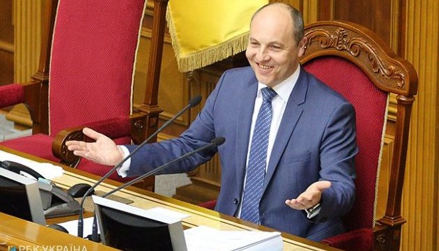 Спикер вручил Пацкану удостоверение главы Счетной палаты, а Денисовой - омбудсмена Спикер вручил Пацкану удостоверение главы Счетной палаты, а Денисовой - омбудсмена